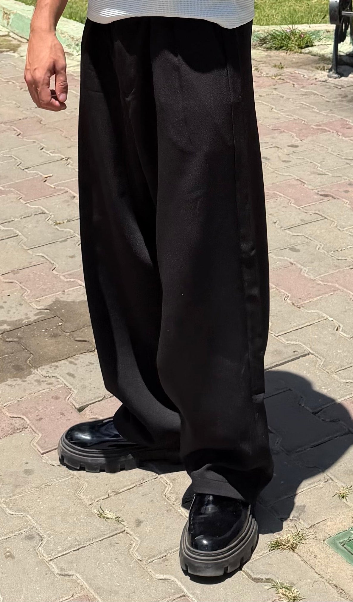 BLACK PLEATED WIDE LEG PANTS